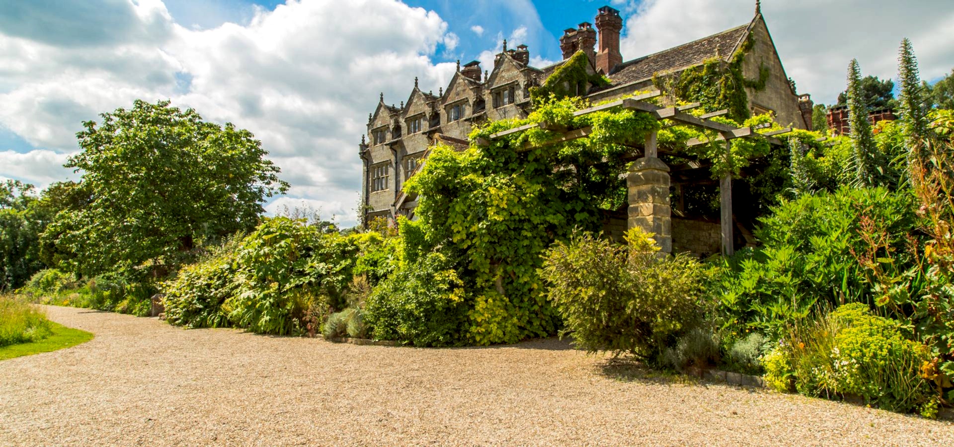 Picture of the front of the manor